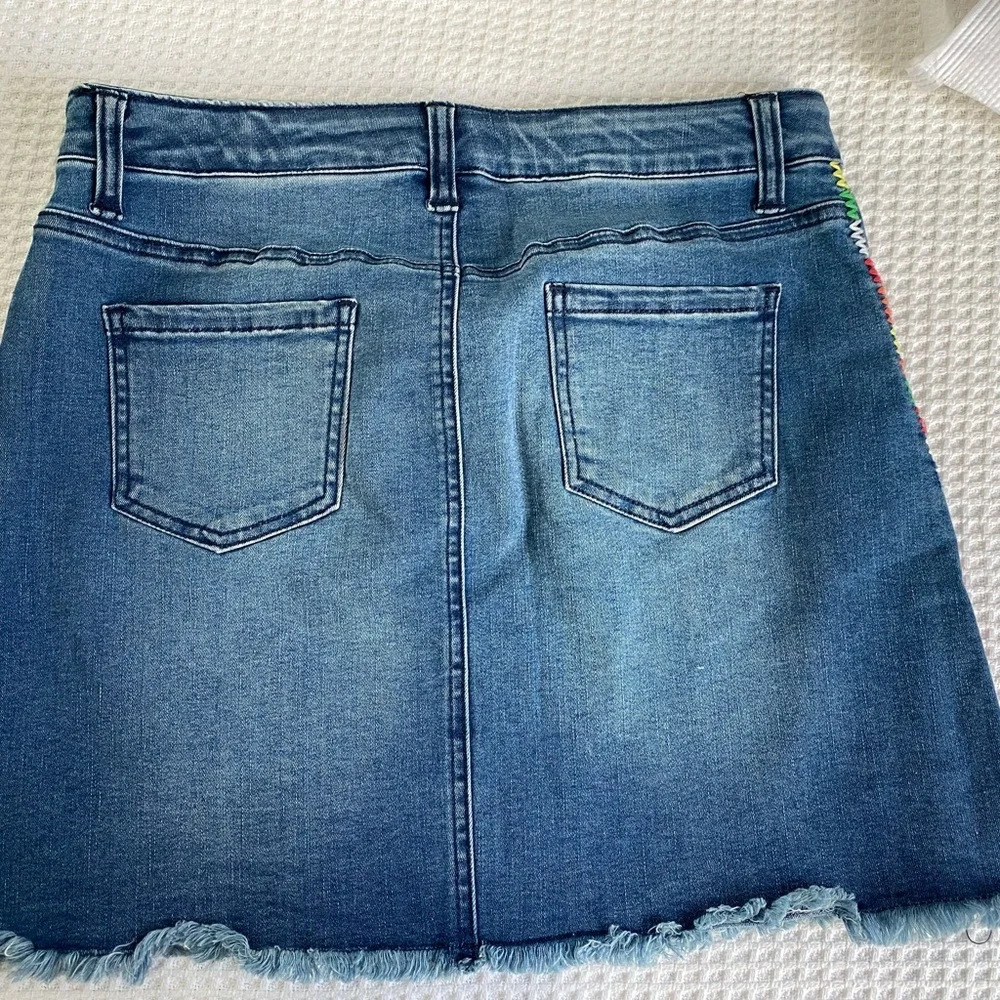 Like NEW! Stretch denim mini skirt with cute side stitching!! ✨EUC✨worn once!